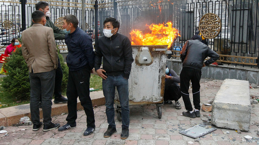 СМИ: Протестующие захватили мэрию Бишкека