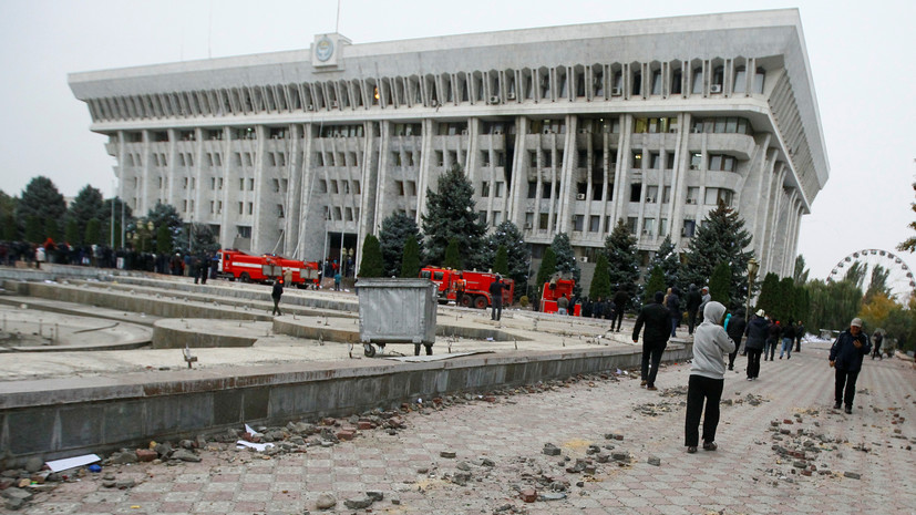 СМИ: Протестующие захватили здание правительства Киргизии