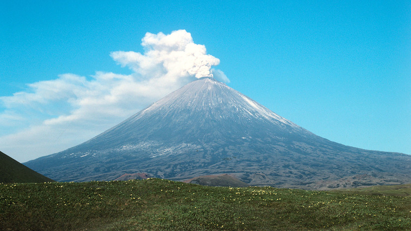 Два вулкана на Камчатке выбросили пепел