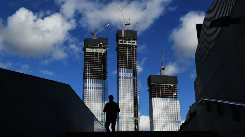 Минстрой не планирует останавливать стройки в России
