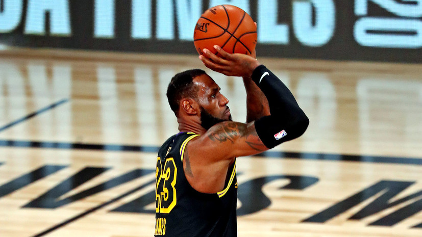 Джеймс вышел на первое место в истории НБА по числу матчей в плей-офф