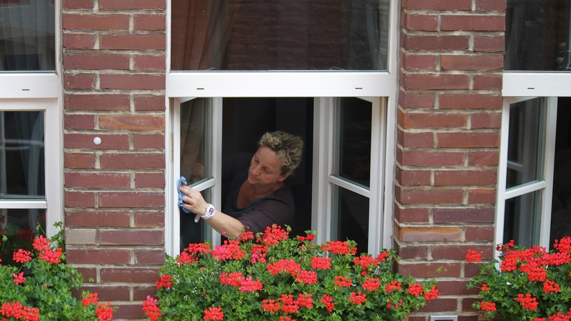 Эксперт рассказал, чем опасны немытые окна