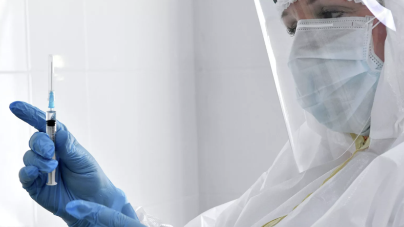 В Приморье начали прививать работающих с больными коронавирусом врачей
