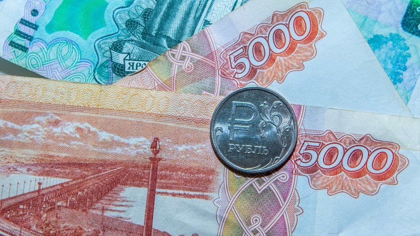 Мантуров назвал плюсы ослабления рубля по отношению к доллару