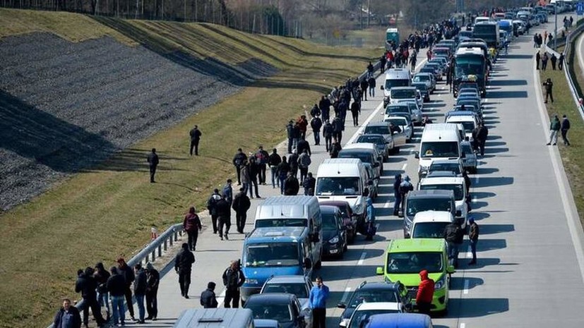 На границе Украины и Венгрии образовалась пробка из 200 автомобилей