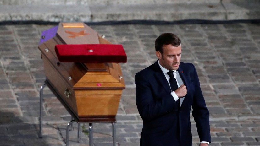 Макрон назвал убитого под Парижем учителя лицом Франции