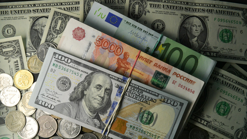 Рубль вновь снижается к доллару и евро
