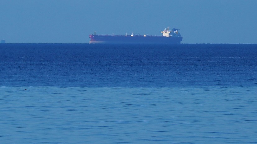С находящегося в Азовском море танкера эвакуировали десять человек