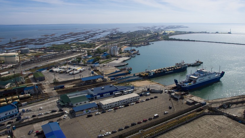 Повреждённый взрывом в Азовском море танкер отбуксировали на стоянку