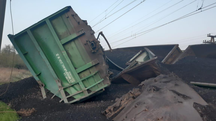 На Украине сошли с рельсов 14 вагонов грузового поезда