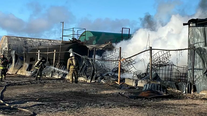 В Ленинградской области произошёл пожар в ангарах с растворителями