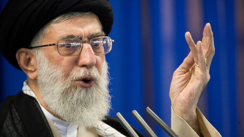 Хаменеи осудил позицию Макрона по карикатурам на пророка Мухаммеда