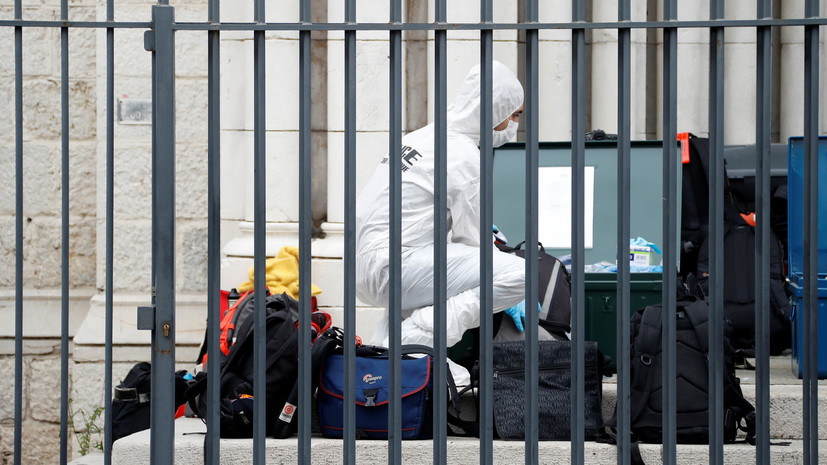 Макрон прибыл в Ниццу, где произошло нападение с ножом