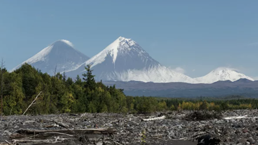 На Камчатке вулкан Карымский выбросил шестикилометровый столб пепла