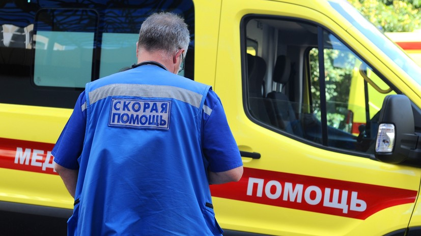 В Петербурге водитель легкового авто сбил мать с ребёнком во дворе