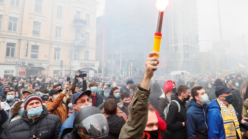 В Киеве проходит акция протеста у здания Конституционного суда