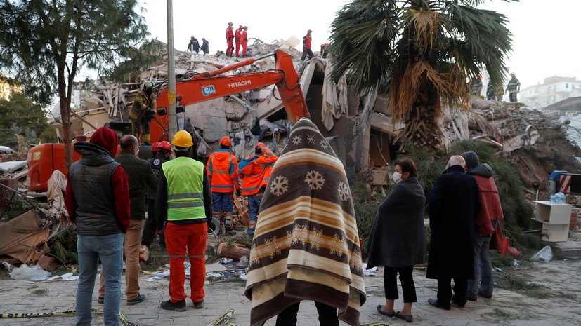 В Турции сообщили о спасении 100 человек после землетрясения