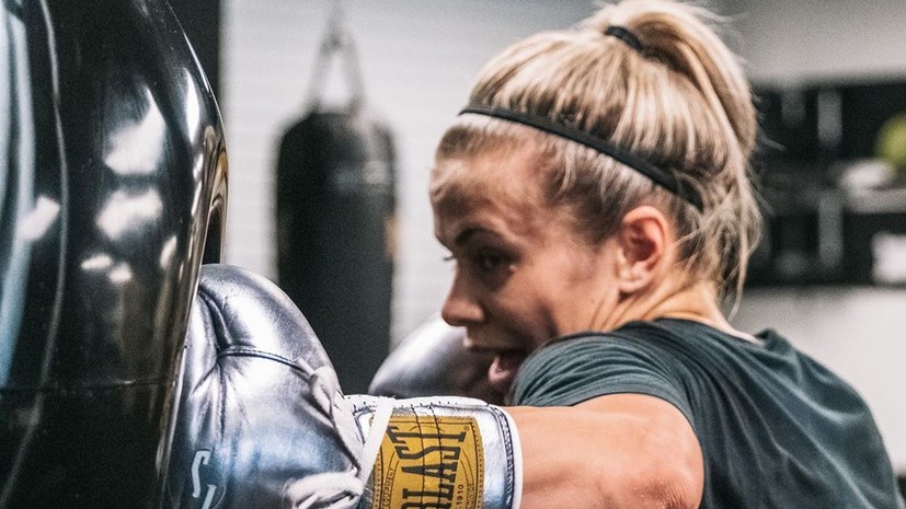 Известная девушка-боец MMA Ванзант опубликовала видео своего удара с разворота