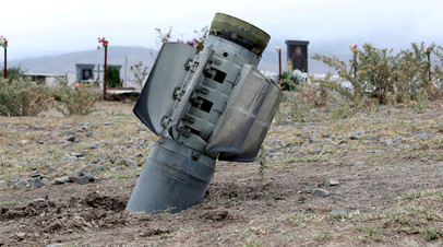 Остатки ракеты возле города Иванян в Нагорном Карабахе