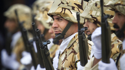 Иранские военнослужащие на параде