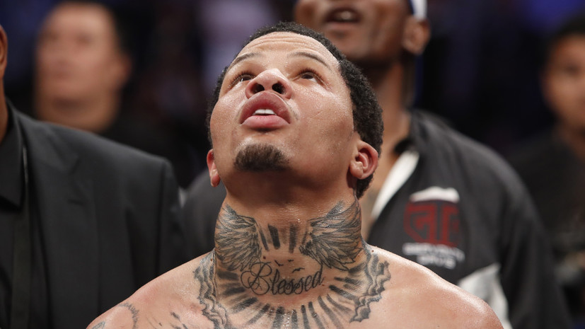 Дэвис нокаутировал Санта Круса в бою за титулы WBA в двух весовых категориях