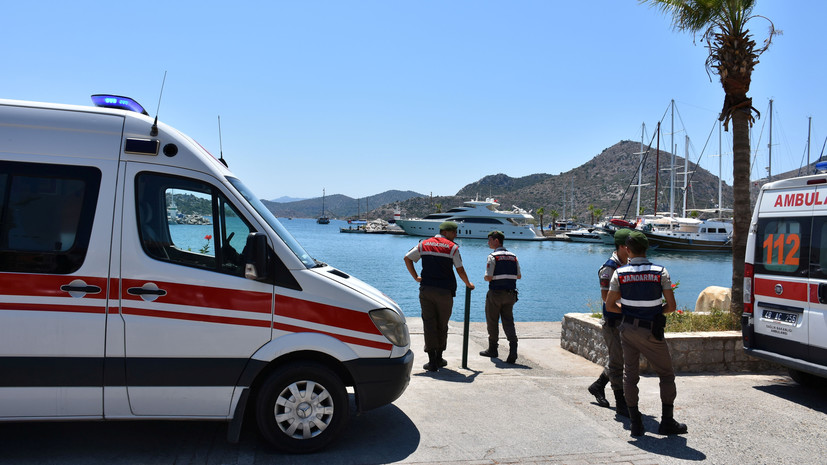 В Анталье перевернулся катер с туристами