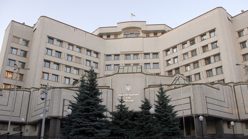 Украине предрекли распад в случае роспуска Конституционного суда