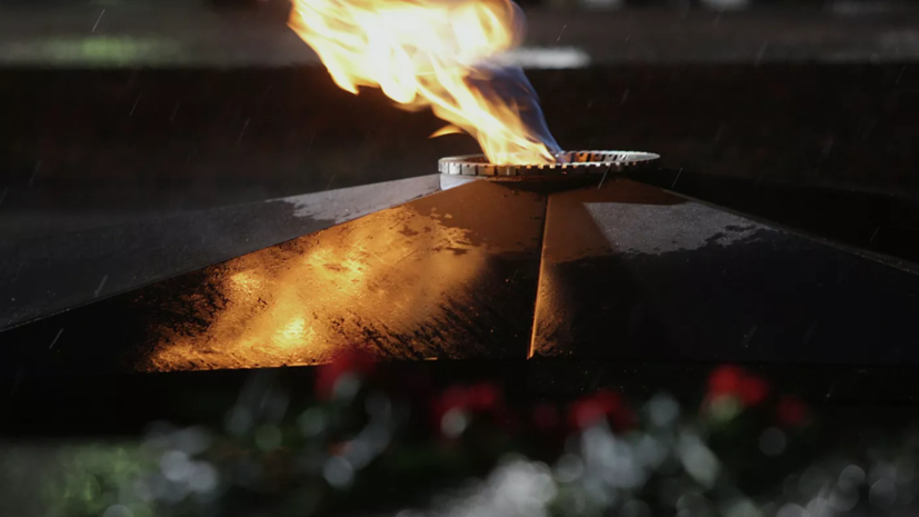 В Тюмени привлекли к ответственности двух молодых людей, осквернивших мемориал «Вечный огонь»