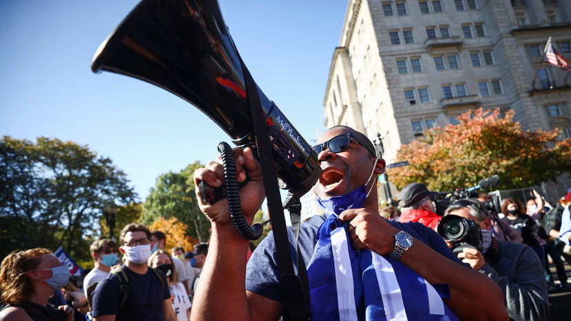 Тысячи людей собираются у Белого дома для празднования победы Байдена