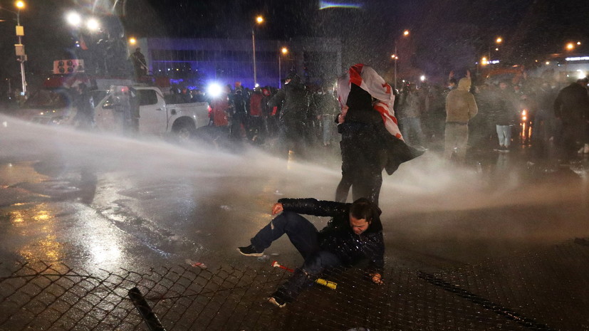 Полиция в Тбилиси применила водомёты против протестующих