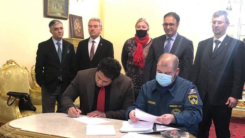 Российские спасатели передали гуманитарную помощь населению Афганистана