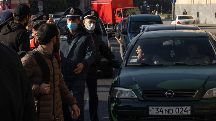 Полиция оцепила здание правительства Армении