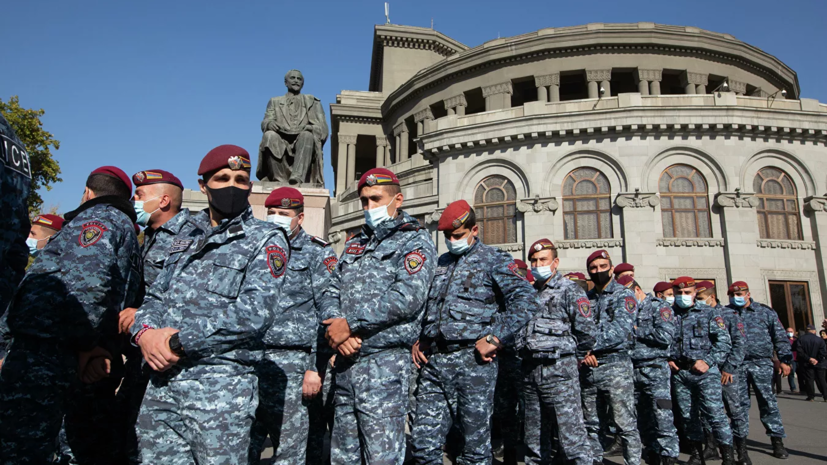 В Ереване полицейские начали разгонять митингующих