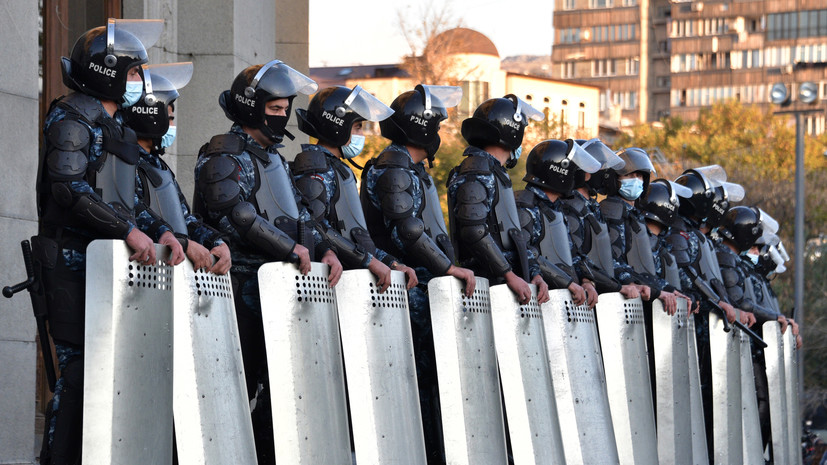 Президент Армении уволил командующего войсками полиции