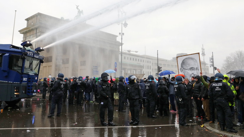 Полиция применила водомёты против демонстрантов в Берлине