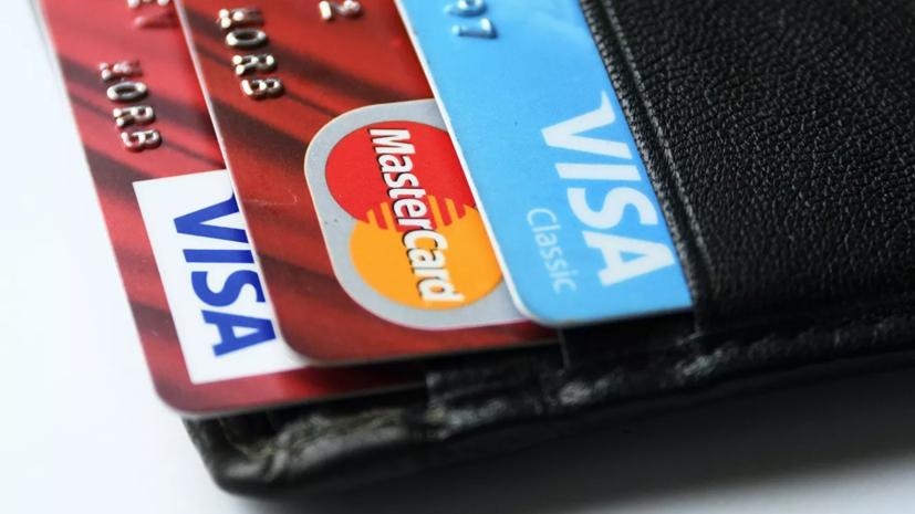 Эксперты: банки стали реже одобрять заявки на получение кредитных карт в России
