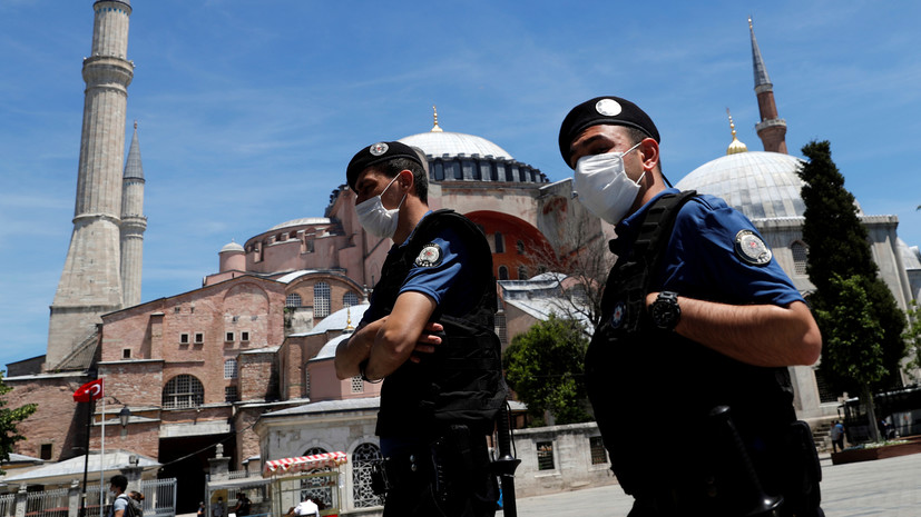 В Турции вступил в силу частичный комендантский час