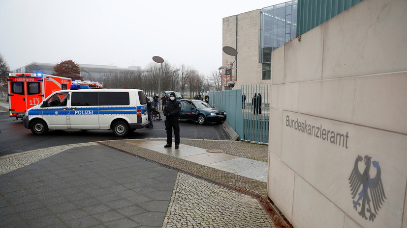 В Берлине автомобиль врезался в ворота ведомства канцлера ФРГ