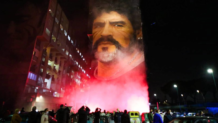 В Неаполе фанаты устроили фаер-шоу возле граффити с Марадоной