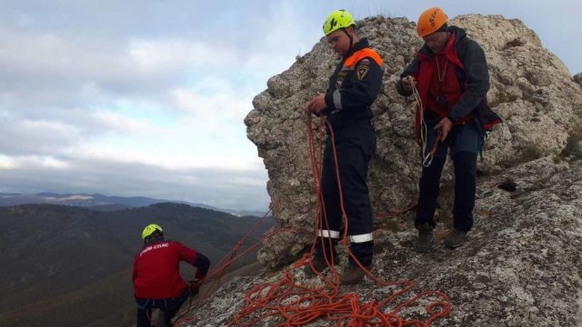 Под Судаком спасатели сняли туриста со скалы