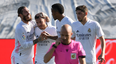 Эден Азар и футболисты «Реала» радуются забитому мячу