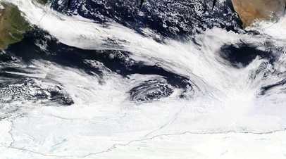 Скопление облаков в воздушном потоке от Южной Америки до Антарктики