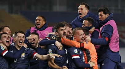 Футболисты сборной Шотландии после победы над командой Сербии