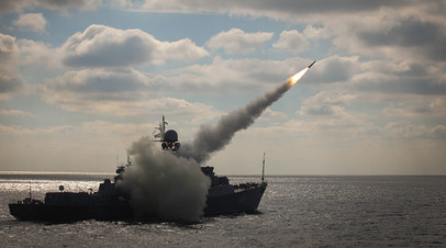 Ракетный корабль «Татарстан» производит стрельбу из ракетного комплекса «Уран» во время итоговых учений корабельных группировок Каспийской флотилии