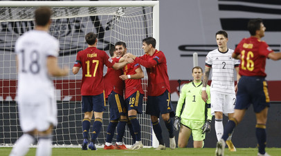 Игроки сборной Испании радуются победе