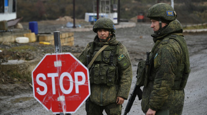 Российские миротворцы обеспечивают контроль за безопасностью передвижения автотранспорта на дороге Степанакерт - Шуша.
