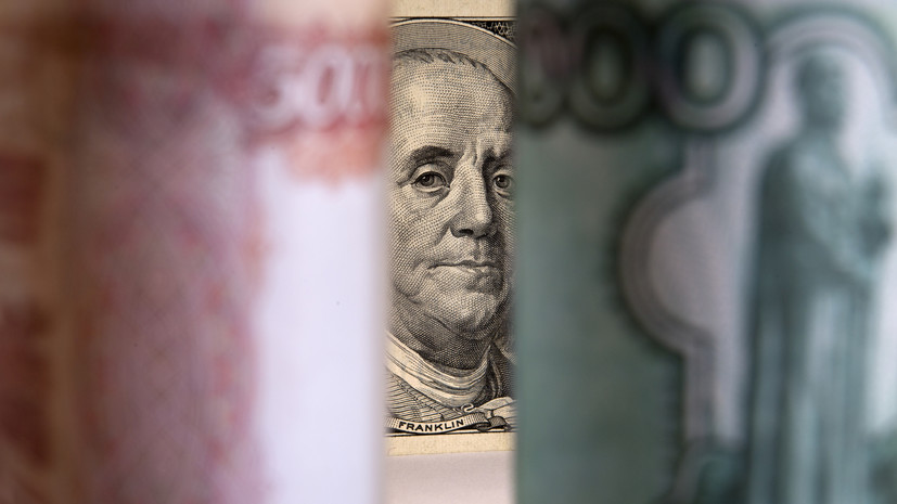 Курс доллара опустился ниже 74 рублей впервые с 2 сентября