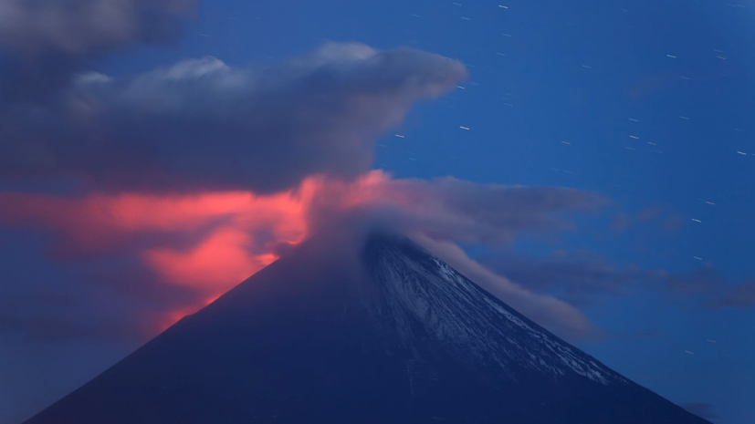 Поток лавы по склону вулкана Ключевской достиг длины в 1,5 км