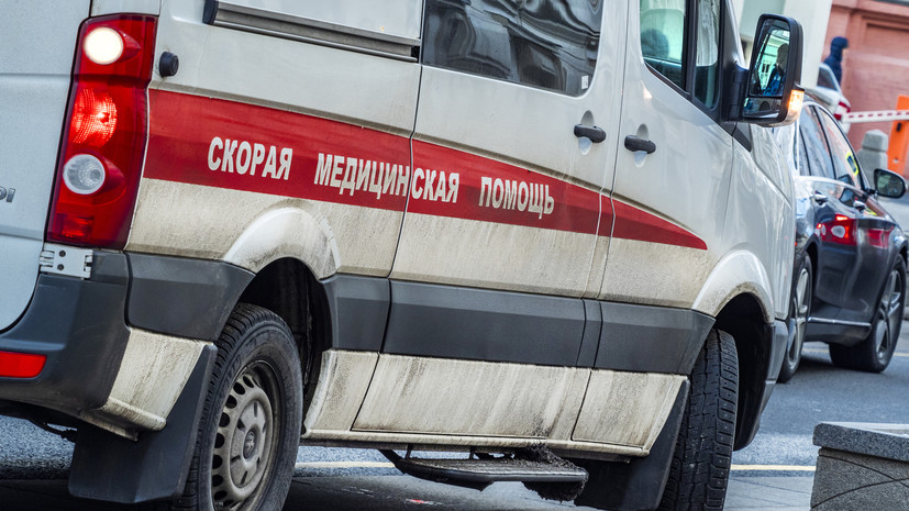 В Москве автомобиль скорой помощи попал в ДТП и перевернулся