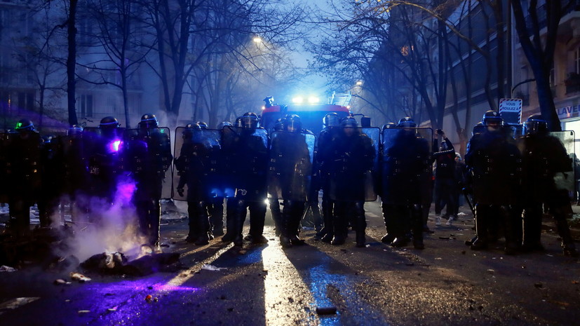 Полиция применила водомёт на акции протеста в Париже